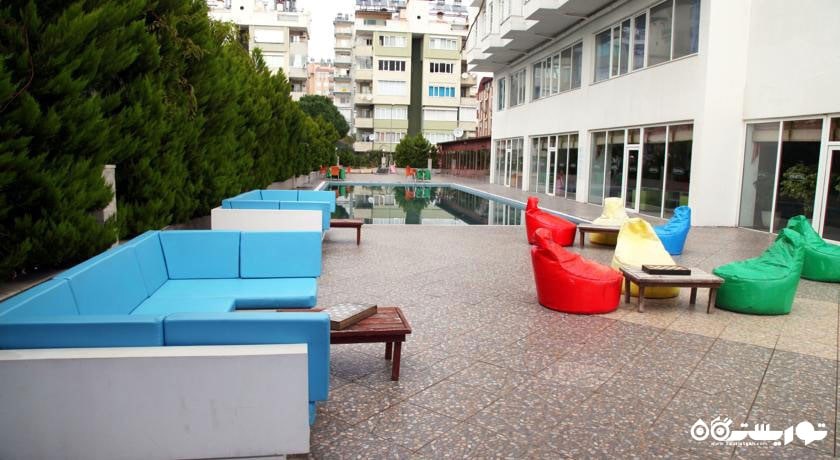 نمایی از بار کنار استخر